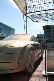 Audi TT Skulptur in XXL am Flughafen (Foto: Martin Schmitz)